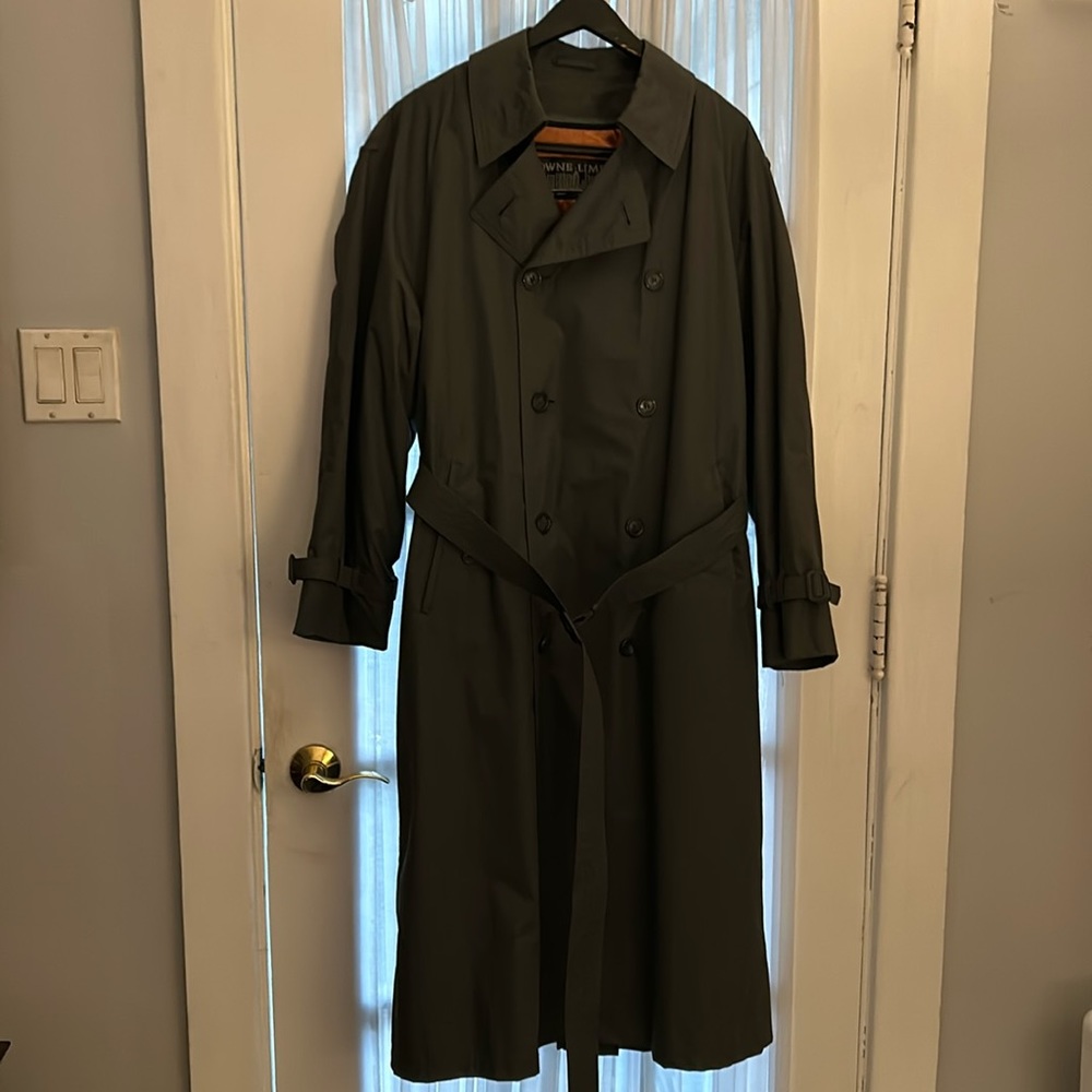 Men’s double-breasted, trench coat/rain coat with belt. Size: 38 REG.